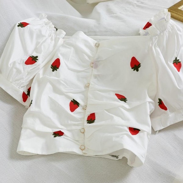 Μοντέρνα γυναικεία κοντή μπλούζα με κουμπιά και έγχρωμη τύπωμα