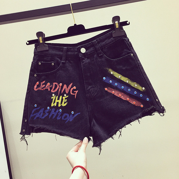 Модерни дамски къси панталони в черен цвят 