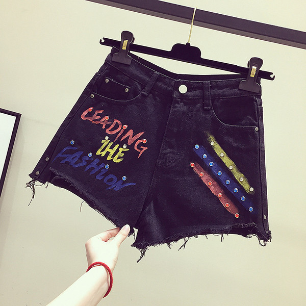 Модерни дамски къси панталони в черен цвят 