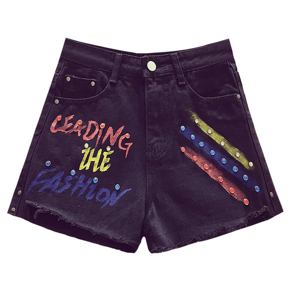 Модерни дамски къси панталони в черен цвят 