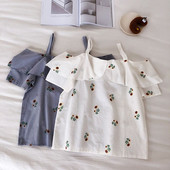 Modern női felső, fehér és kék hímzéssel