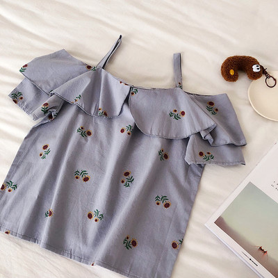 Modern női felső, fehér és kék hímzéssel