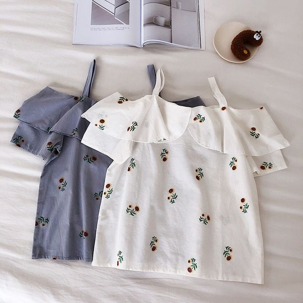 Modern női felső, fehér és kék hímzéssel