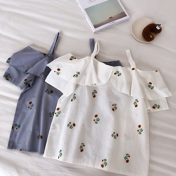 Modern női felső, fehér és kék hímzéssel