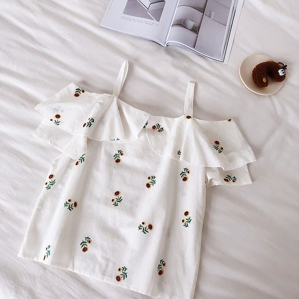 Modern női felső, fehér és kék hímzéssel