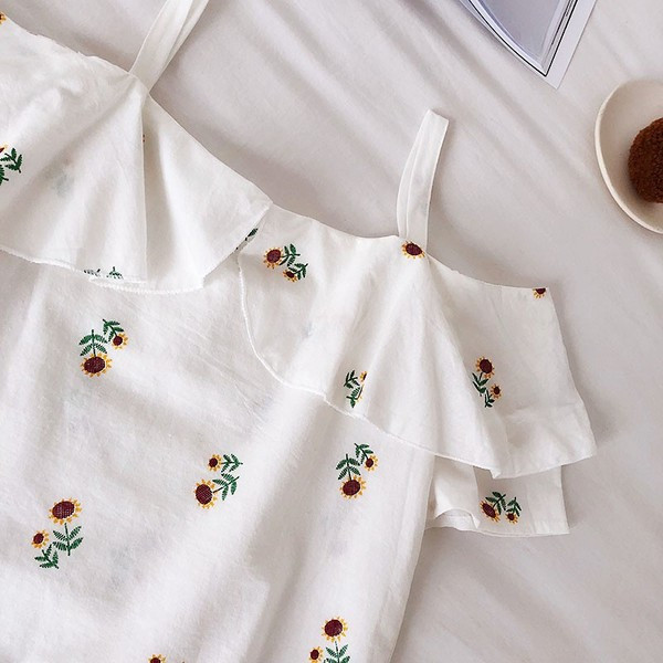 Modern női felső, fehér és kék hímzéssel