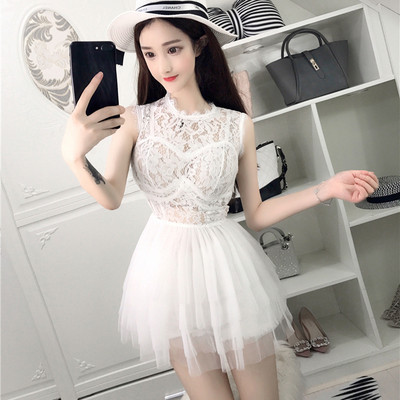 Női ruha csipkével és tüllrel, fekete-fehér színben