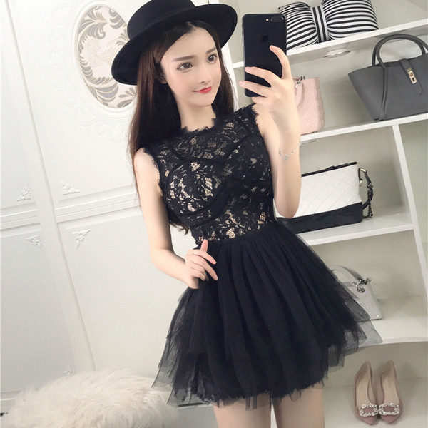 Női ruha csipkével és tüllrel, fekete-fehér színben