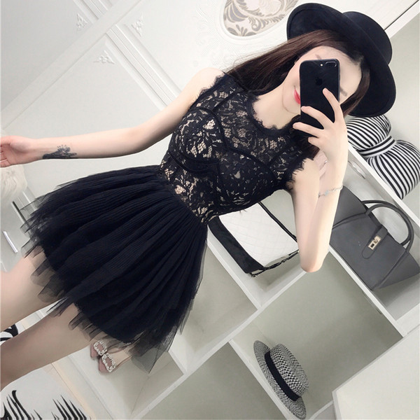 Női ruha csipkével és tüllrel, fekete-fehér színben