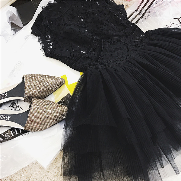 Női ruha csipkével és tüllrel, fekete-fehér színben