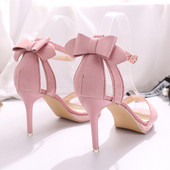 Κομψά γυναικεία σανδάλια με ψηλά τακούνια με κορδέλα σε μαύρο και ροζ χρώμα