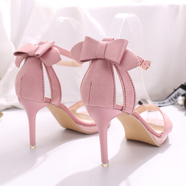 Κομψά γυναικεία σανδάλια με ψηλά τακούνια με κορδέλα σε μαύρο και ροζ χρώμα