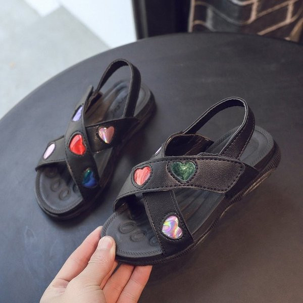 Modern, fehér és fekete rátéttel ellátott gyerekszandál lányoknak