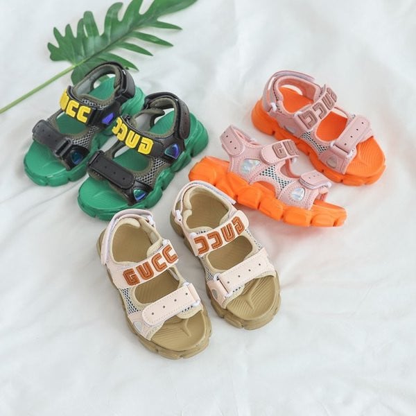 Alkalmi gyerekszandál fiúknak és lányoknak három színben matricával