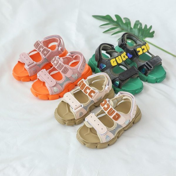 Alkalmi gyerekszandál fiúknak és lányoknak három színben matricával