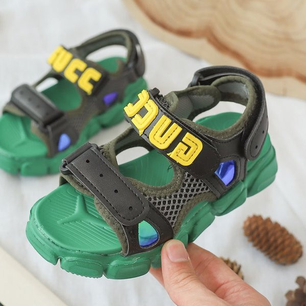 Alkalmi gyerekszandál fiúknak és lányoknak három színben matricával