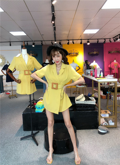 Σύντομες γυναικείες φόρμες με ζώνη σε τρία χρώματα