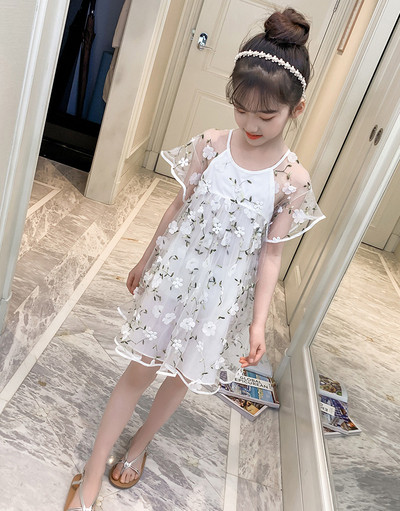 Актуална детска рокля в бял цвят с бродерия 