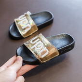 Modern, lapos talpú, három színű feliratos gyerekpapucs lányoknak