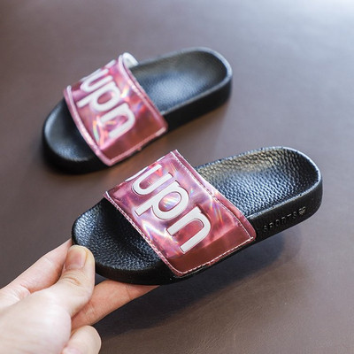 Modern, lapos talpú, három színű feliratos gyerekpapucs lányoknak