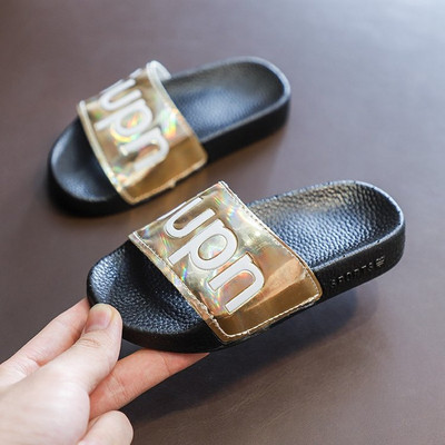 Modern, lapos talpú, három színű feliratos gyerekpapucs lányoknak