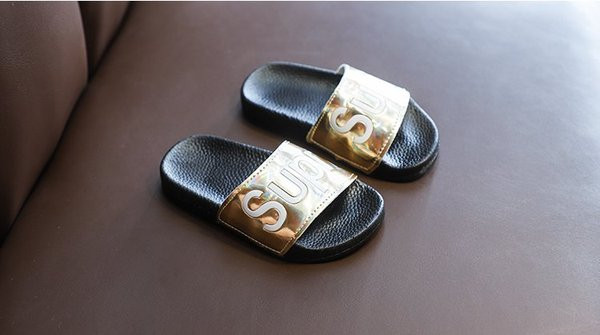 Modern, lapos talpú, három színű feliratos gyerekpapucs lányoknak