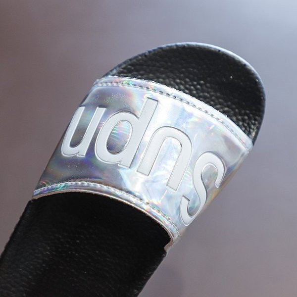 Modern, lapos talpú, három színű feliratos gyerekpapucs lányoknak