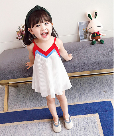 Детска модерна рокля в бял цвят с V-образно деколте