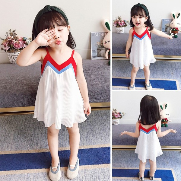 Modern gyerekruha fehér színben, V-nyakkal