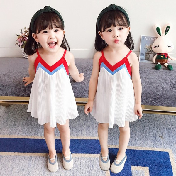 Modern gyerekruha fehér színben, V-nyakkal