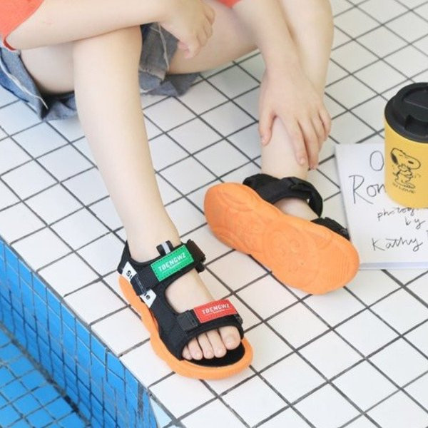 Alkalmi gyerekszandál lapos talppal, két színben fiúknak és lányoknak