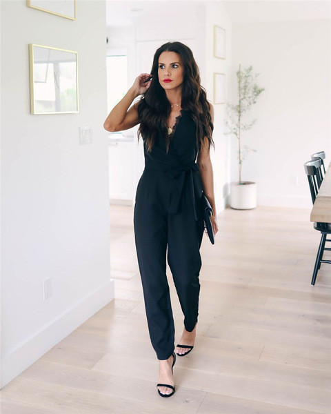 Κομψή γυναικεία σαλοπέτα  με ντεκολτέ σε σχήμα V και δαντέλα σε μαύρο χρώμα