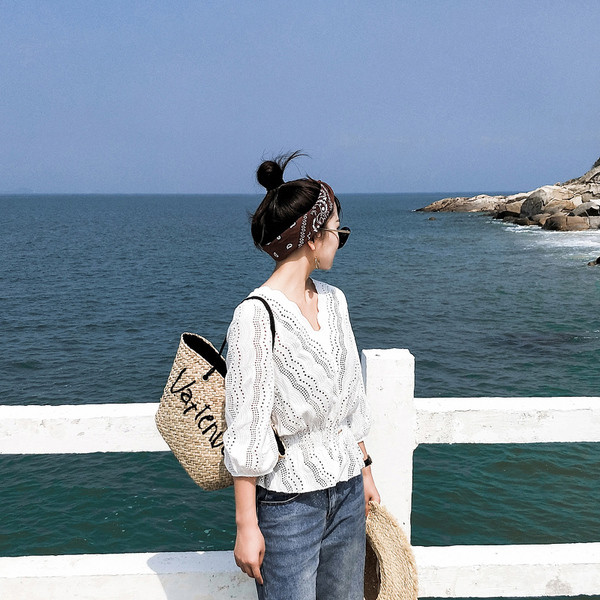 Καθημερινή μπλούζα με κεντήματα και ελαστική μέση σε λευκό χρώμα