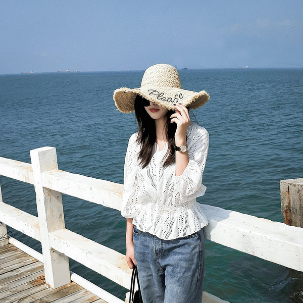 Καθημερινή μπλούζα με κεντήματα και ελαστική μέση σε λευκό χρώμα