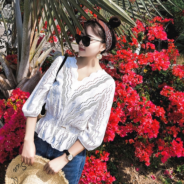 Καθημερινή μπλούζα με κεντήματα και ελαστική μέση σε λευκό χρώμα