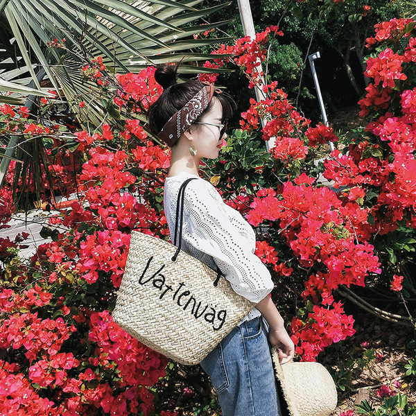 Καθημερινή μπλούζα με κεντήματα και ελαστική μέση σε λευκό χρώμα