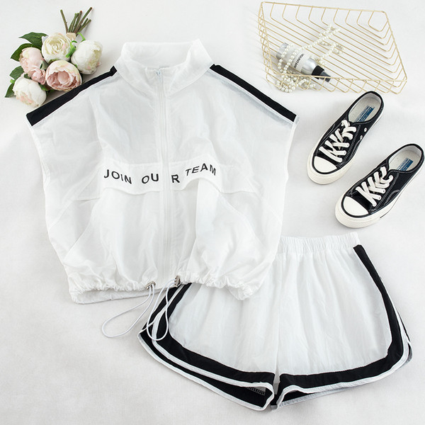 Két részből álló női sportkészlet - rövidnadrág és cipzáras felső