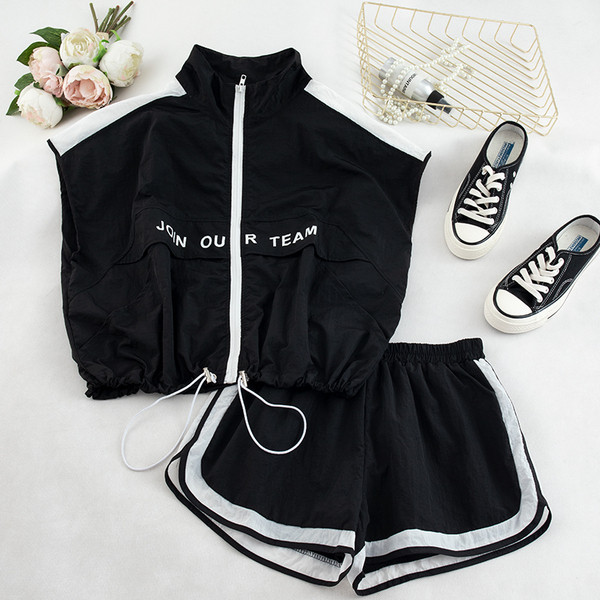 Két részből álló női sportkészlet - rövidnadrág és cipzáras felső