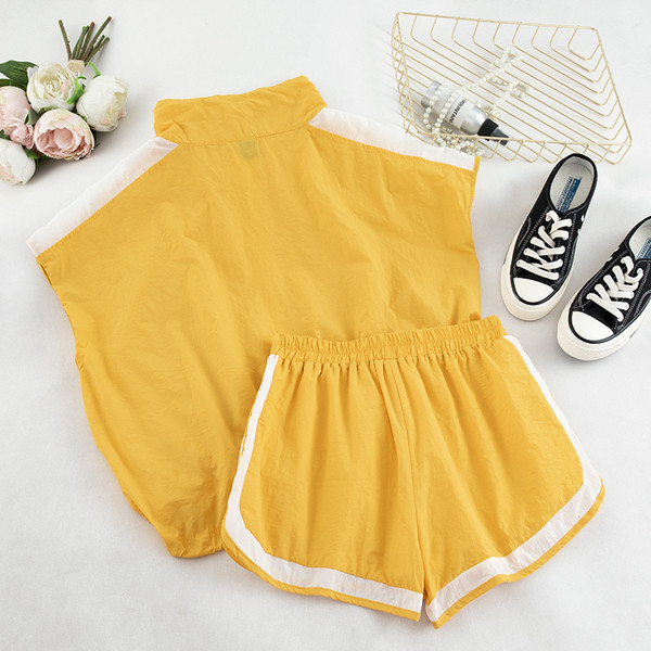 Két részből álló női sportkészlet - rövidnadrág és cipzáras felső