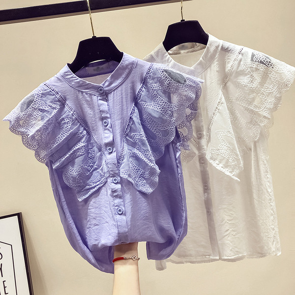 Cămașă modernă de damă cu mâneci din dantelă și nasturi în albastru și alb