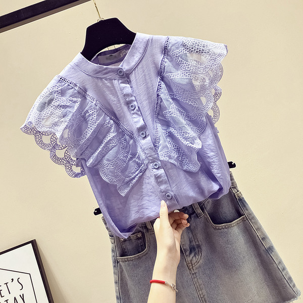 Cămașă modernă de damă cu mâneci din dantelă și nasturi în albastru și alb