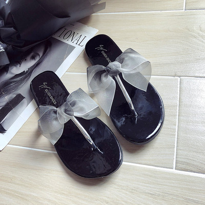 Μοντέρνα γυναικεία σανδάλια με διακοσμητική κορδέλα σε δύο χρώματα