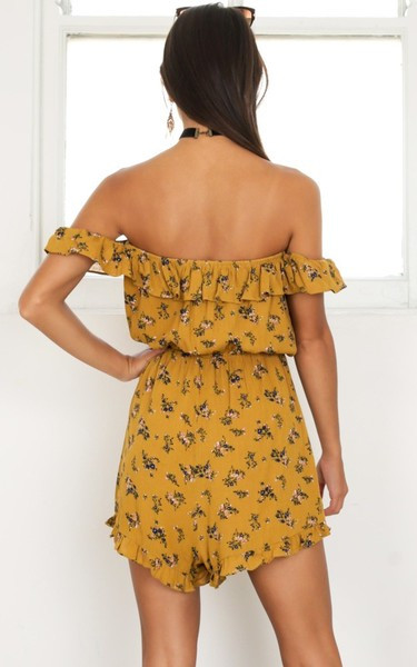 Καθημερινές φόρμες για γυναίκες με γυμνούς ώμους και φυτικά μοτίβα