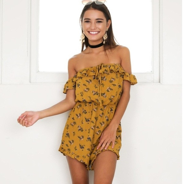 Καθημερινές φόρμες για γυναίκες με γυμνούς ώμους και φυτικά μοτίβα