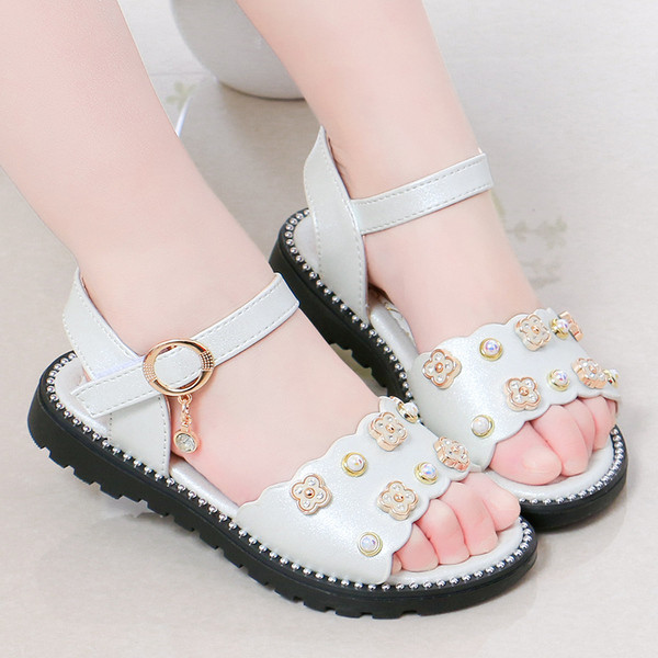 Modern gyerekszandál három színben gyöngyökkel és kövekkel