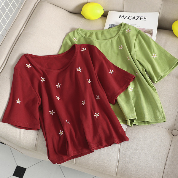 Γυναικεία μπλουζάκια με κεντήματα σε διάφορα χρώματα