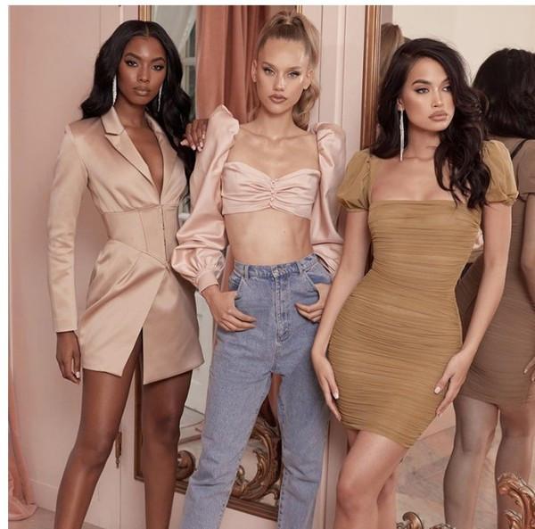 Stílusos női ruha Vékony modell rövid ujjú barna színben