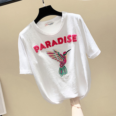 Καθημερινή λευκή κοντομάνικη μπλούζα και εφαρμογή