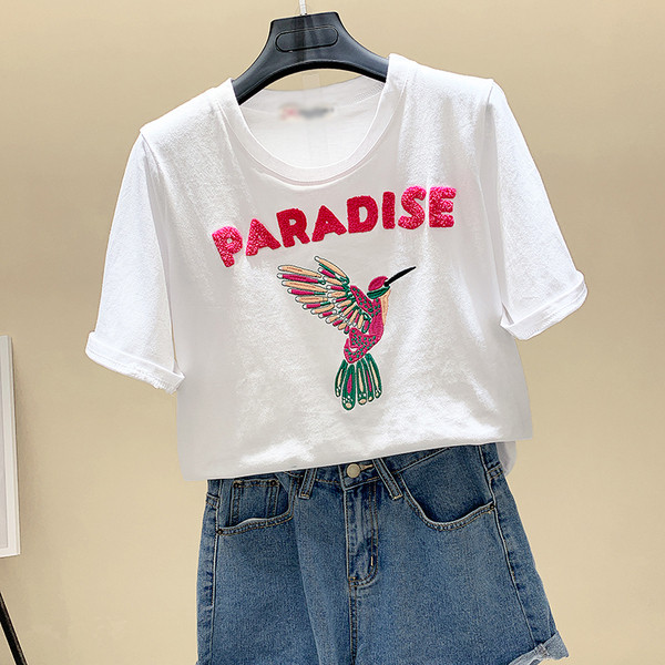 Καθημερινή λευκή κοντομάνικη μπλούζα και εφαρμογή