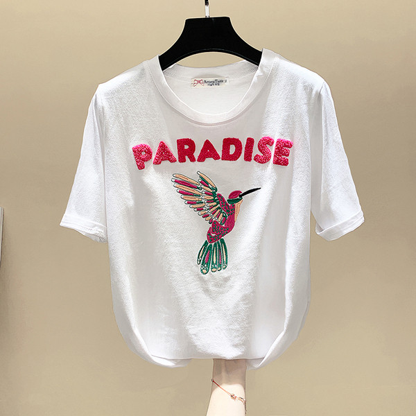 Καθημερινή λευκή κοντομάνικη μπλούζα και εφαρμογή